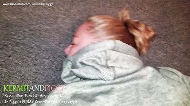 Piggy Let's Repair Man Takes It And Leaves IT in Her Pussy,Doggystyle Creampie,Getting even with BF