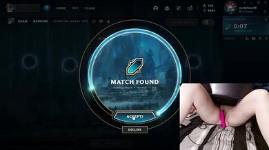 [GER] Gamer Girl playing LoL with a vibrator between her legs