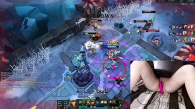 [GER] Gamer Girl playing LoL with a vibrator between her legs