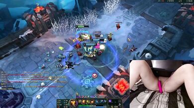 [GER] Gamer Girl playing LoL with a vibrator between her legs
