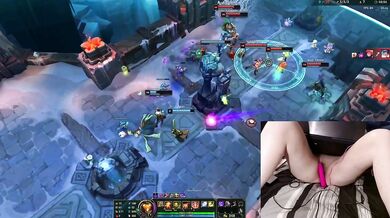 [GER] Gamer Girl playing LoL with a vibrator between her legs