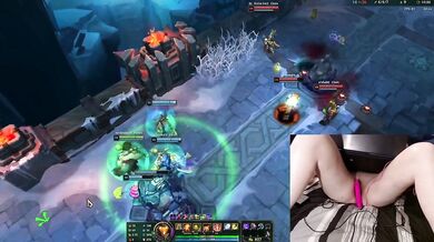 [GER] Gamer Girl playing LoL with a vibrator between her legs