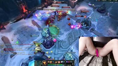 [GER] Gamer Girl playing LoL with a vibrator between her legs