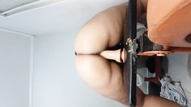 shaking ass on thick dildo breaking my pussy,I love riding cumming yummy