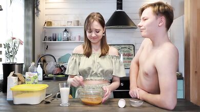 Leave me alone I'm cooking! No, I'm fucking pussy!A lot of sperm - applause!