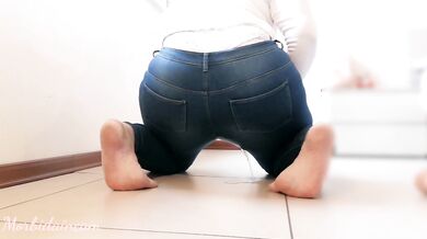 Curvy girl can't resist: she pisses in her jeans and pounds her pussy