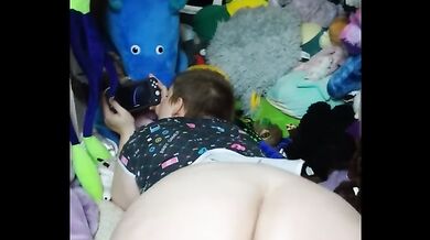 Chubby babygirl plays videogames while you eat her out