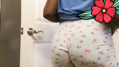 CHOCKCLIT TWERKS HER NICE FAT ASS IN A WEDGIE-Chockclit Nastii