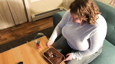 CHUBBY BBW STUFFS HERSELF WITH CAKE AND EXPANDS BELLY