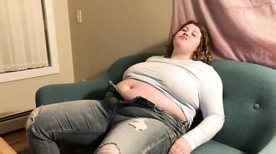 CHUBBY BBW STUFFS HERSELF WITH CAKE AND EXPANDS BELLY