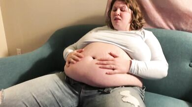 CHUBBY BBW STUFFS HERSELF WITH CAKE AND EXPANDS BELLY