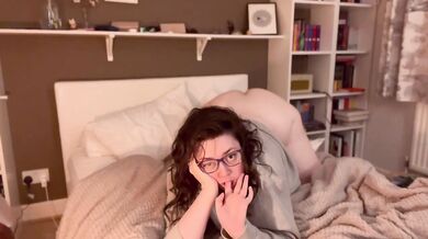 English Girl Fucks Her Pink Wet Pussy to a Creamy Mess