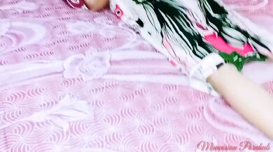 Cewek cantik sedang kesepian dikamar lalu dientot pemuda yang horny