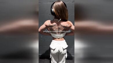 18yo TikTok Live Stretching Mishap: Full Pussy Reveal!