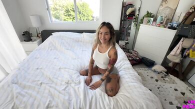 College Roommate Needed A Booty Call Before Work - Linda Lan