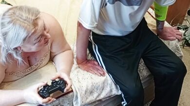 He interrupted his neighbor's game on the console, fucked her in her mouth and finished in it