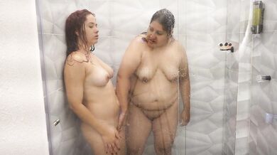 Hot girl surprises her neighbor in the shower and leaves her speechless