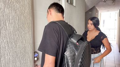 Comparto cuarto de hotel con mi hermanastra y me follo su enorme culo y me vengo en sus ricas tetas