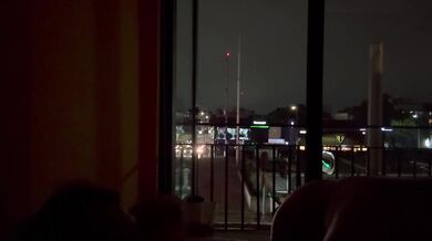 Montando una rica verga frente a la ventana en Viaducto y nos ven los autos