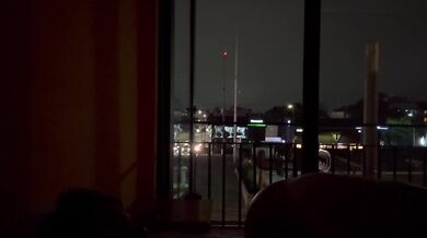 Montando una rica verga frente a la ventana en Viaducto y nos ven los autos