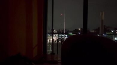 Montando una rica verga frente a la ventana en Viaducto y nos ven los autos