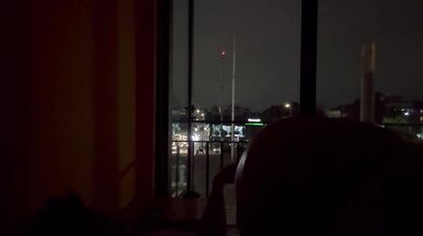 Montando una rica verga frente a la ventana en Viaducto y nos ven los autos