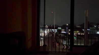 Montando una rica verga frente a la ventana en Viaducto y nos ven los autos