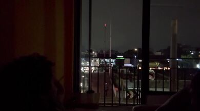Montando una rica verga frente a la ventana en Viaducto y nos ven los autos