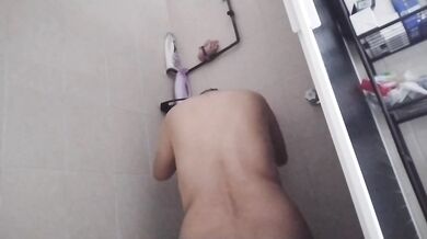 Ducha Caliente en el baño y pechos puntiagudos