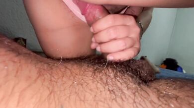 mi novia se entretiene con mi verga y me da una deliciosa follada