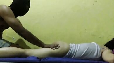 Pijat milf Angelina saat suaminya pergi dan menjilat memeknya, Milf Angelina massages while her husband is away and licks her pussy
