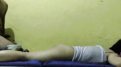 Pijat milf Angelina saat suaminya pergi dan menjilat memeknya, Milf Angelina massages while her husband is away and licks her pussy