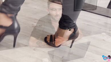 Effe Italian secretary gets her ass pounded by her boss on the desk in ripped pantyhose