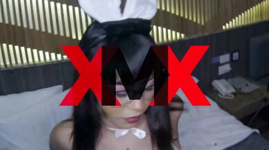 Pamlatina le cumple fantasia a fan y le acepta grabar un porno en el hotel
