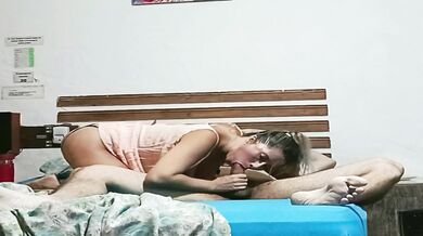 Rubia le chupa la pija y después le entrega el culo a su colega de gimnasio