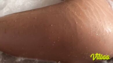 Watch how my girlfriend moves her ass when she's in the jacuzzi - cumshot