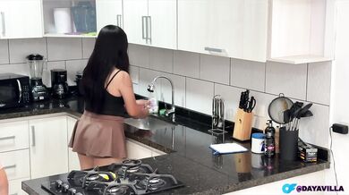 ¡El compañero de cuarto me coge DURO en la COCINA DE NUEVO!