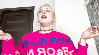 PRETTY BLONDE TICKLES HER NOSE AND HAVE UNSTOPPABLE WET SNEEZES