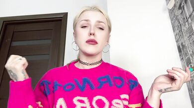 PRETTY BLONDE TICKLES HER NOSE AND HAVE UNSTOPPABLE WET SNEEZES