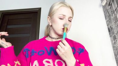 PRETTY BLONDE TICKLES HER NOSE AND HAVE UNSTOPPABLE WET SNEEZES