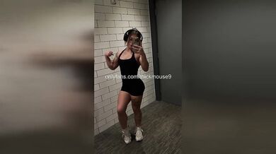 18yo Yoga Fail: Virgin Pussy Gapes Wide on TikTok Live