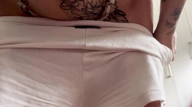 Niñera Probando un microshort para su gran culo antes de ir al Gym y hacerle masajes al instructor Fetiche Voyeur