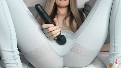 Extremely wet pussy cum with squirt in leggings