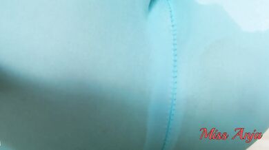 HD Yoga Girl Desperate To Piss HERSELF In Mint Green Leggings