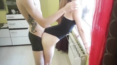 En studerende i et Bodysuit Kysser varmt og knepper ved vinduet i fuld visning af naboerne-Cumshot p