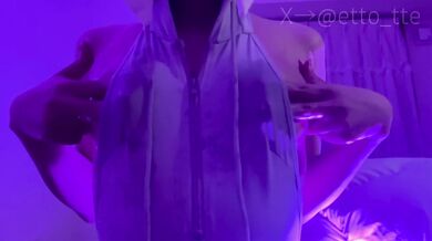 [Voice] Apply semen while chewy nipples with oil The smell of males and I'm sweating while desperately masturbating with my nipples erect