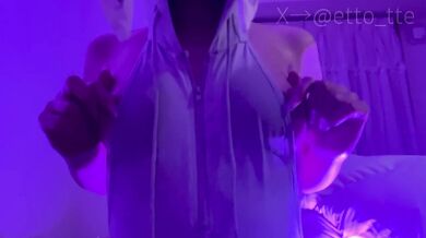 [Voice] Apply semen while chewy nipples with oil The smell of males and I'm sweating while desperately masturbating with my nipples erect