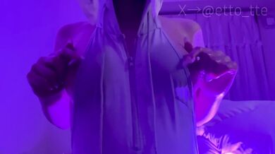 [Voice] Apply semen while chewy nipples with oil The smell of males and I'm sweating while desperately masturbating with my nipples erect