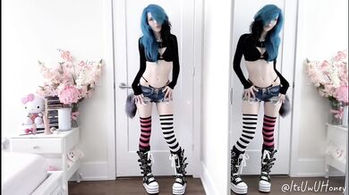 Adorable Emo Girl Shows Off Her Tight Little Body!