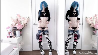 Adorable Emo Girl Shows Off Her Tight Little Body!